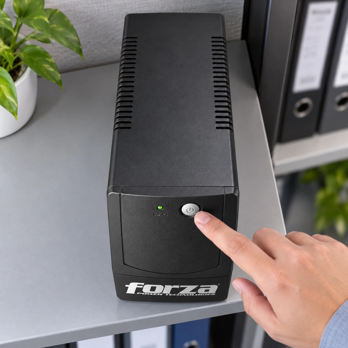 UPS Forza BT-1001 1000VA 600W de 8 tomas 120V — vista superior al encender la UPS