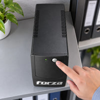 UPS Forza BT-1001 1000VA 600W de 8 tomas 120V — vista superior al encender la UPS