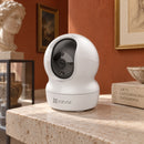 Cámara Wi-Fi EZVIZ CP1 3MP 2K 360° Interior — tercera escena de uso en un ambiente editorial distinto