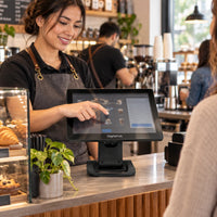 Computador Todo en Uno POS Digital POS 156W Procesador Intel Celeron N5095 RAM 8GB SSD 256 Touch 15.6 pulgadas Windows 11 Pro - lifestyle coffee-shop - Media Factory POS