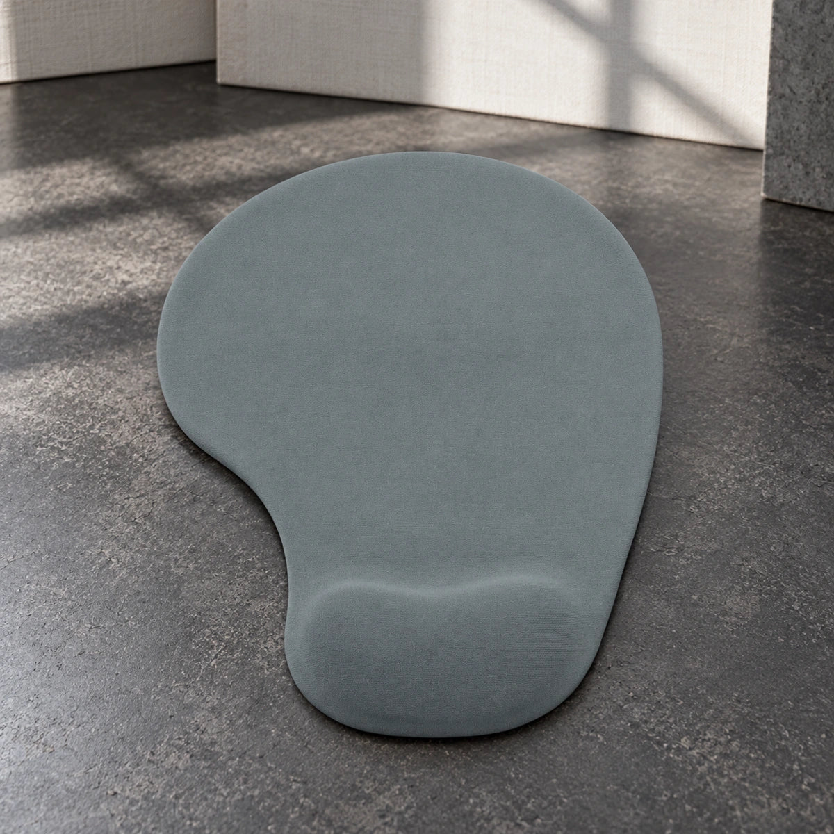 Basik BSK304 gray gel wrist pad — escena de uso profesional diferente