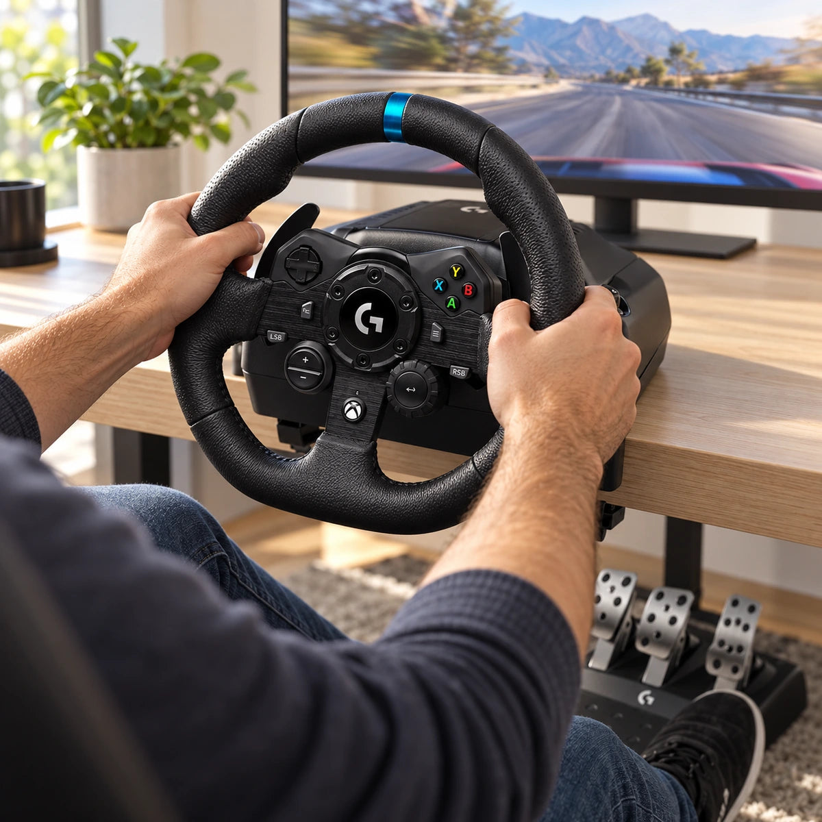 Volante Logitech G923 TRUEFORCE Xbox y PC con pedales — conducción con el volante en un escritorio