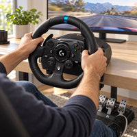 Volante Logitech G923 TRUEFORCE Xbox y PC con pedales — conducción con el volante en un escritorio