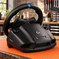 Volante Logitech G923 TRUEFORCE Xbox y PC con pedales — vista trasera del volante sobre un banco de aficionado