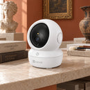 Cámara Wi-Fi EZVIZ H6c Pro 8MP 4K 360° Interior — tercera escena de uso en un ambiente editorial distinto