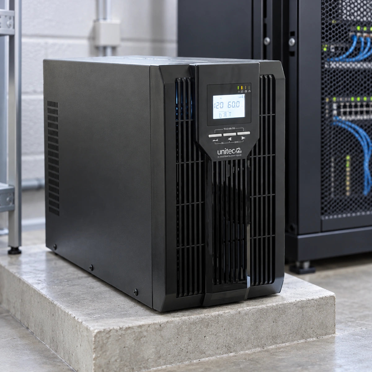 UPS Unitec UN-900 3 kVA / 2700 W online, 120 V — sala de equipos de red