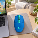 Mouse Logitech G305 LIGHTSPEED azul — escena de juego casual en sala