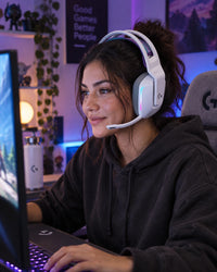 Logitech G733 LIGHTSPEED blanca — escena lifestyle 4