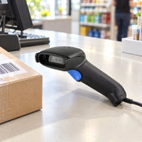 Lector de códigos XPOS S7 alámbrico USB 1D y 2D — lector sobre mostrador junto a un paquete