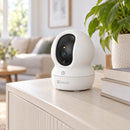 Cámara EZVIZ CP1 Pro 2K+ 4MP Wi-Fi doble banda interior — cámara en una sala familiar