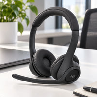 Diadema Logitech Zone 305 negra Bluetooth con receptor USB-C — diadema en un escritorio luminoso