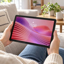 Tablet Lenovo Tab TB311XU 4GB 128GB LTE 10,1 pulgadas gris — uso de la tableta en una sala