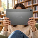 Tablet Lenovo Tab TB311XU 4GB 128GB LTE 10,1 pulgadas gris — vista posterior de la tableta en una biblioteca