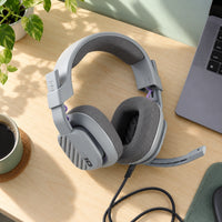 Diadema Logitech ASTRO A10 Gen 2 gris para PS5, PS4 y PC — vista superior sobre una mesa de estudio
