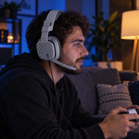 Diadema Logitech ASTRO A10 Gen 2 gris para PS5, PS4 y PC — jugador usando la diadema en una sala nocturna