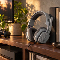 Diadema Logitech ASTRO A10 Gen 2 gris para PS5, PS4 y PC — vista del auricular opuesto en un espacio de entretenimiento