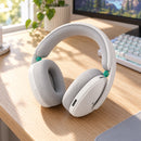 Diadema Logitech G325 LIGHTSPEED blanca con Bluetooth — diadema sobre un escritorio luminoso