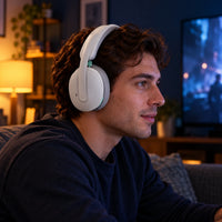 Diadema Logitech G325 LIGHTSPEED blanca con Bluetooth — jugador con la diadema en una sala nocturna
