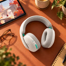 Diadema Logitech G325 LIGHTSPEED blanca con Bluetooth — vista elevada de la diadema junto a una tableta