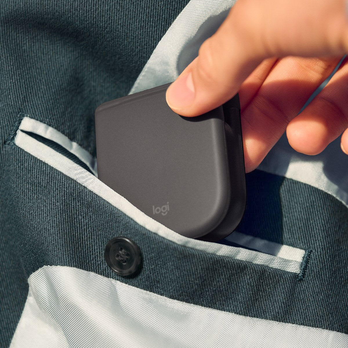 Logitech Mobi Fold guardado en un bolsillo