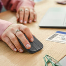 Mouse Logitech Mobi Fold grafito en uso con laptop