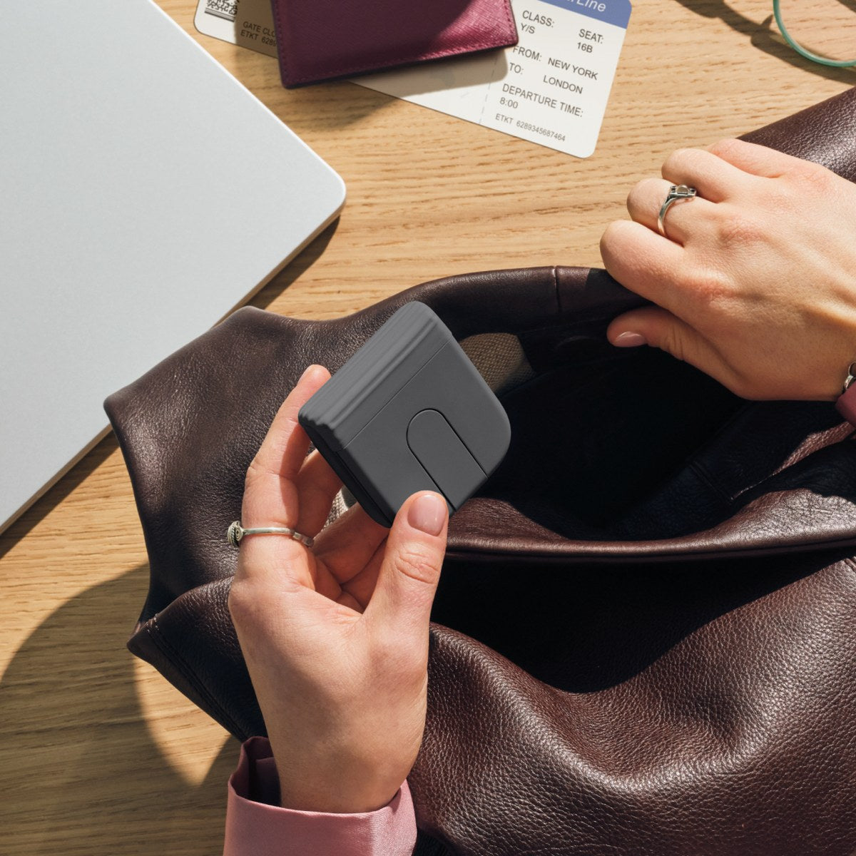 Logitech Mobi Fold plegado dentro de un bolso