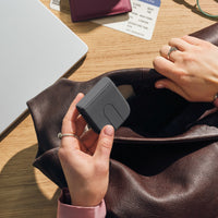 Logitech Mobi Fold plegado dentro de un bolso