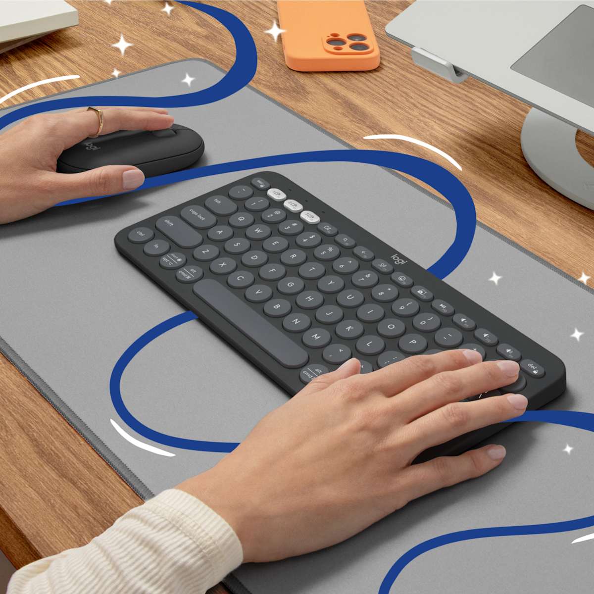 Logitech Pebble Keys 2 K380s grafito en escritorio creativo