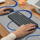 Logitech Pebble Keys 2 K380s grafito en escritorio creativo