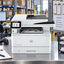 Impresora HP LaserJet Pro MFP 4103fdw láser WiFi dúplex — escena lifestyle 3 de 3