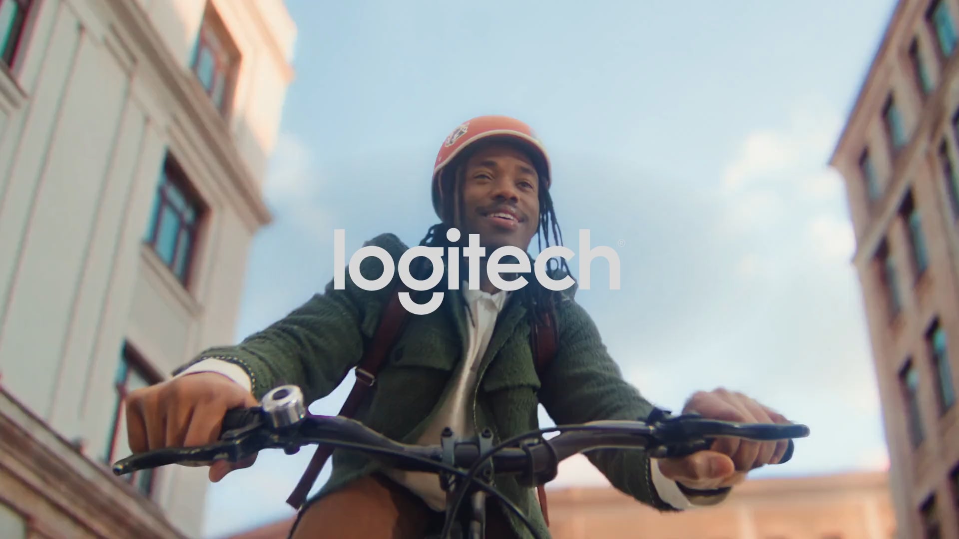 Logitech Mobi Fold en demostración de uso; SKU disponible en color Grafito