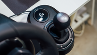 Palanca de cambios Logitech G Driving Force, detalle de uso oficial en alta resolución
