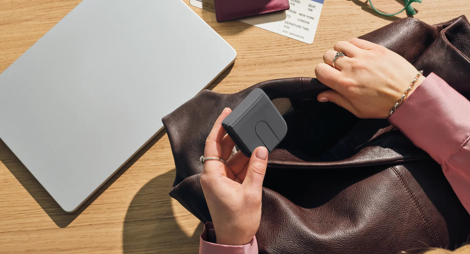 Logitech Mobi Fold grafito plegado junto a un computador portátil